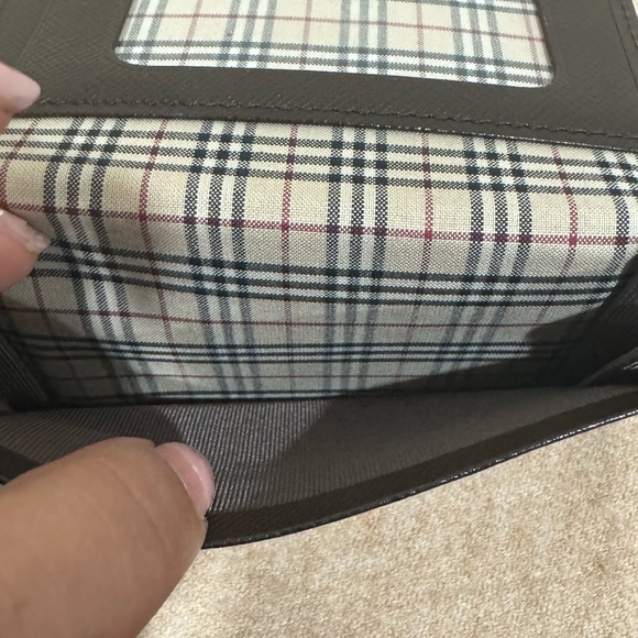 BURBERRY Grayish Brown Leather Folding Card Case (Barely Used) - Picture 13 of 17